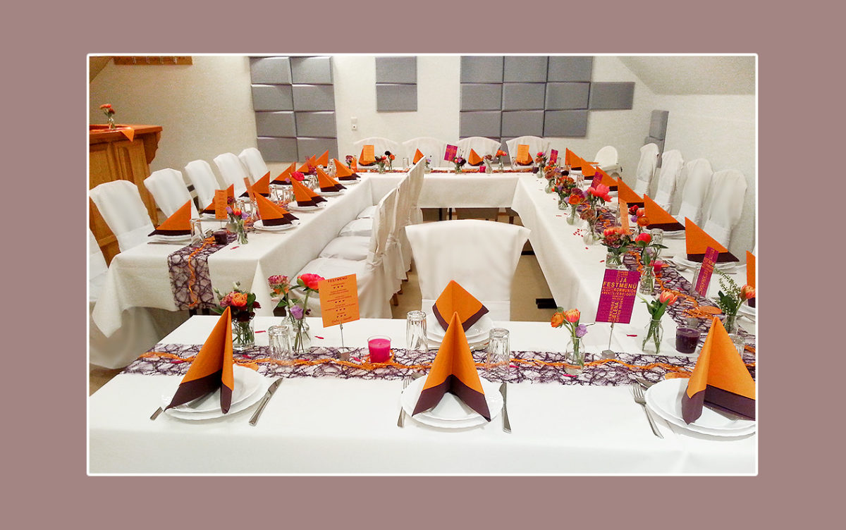 Orange-lila Tischdeko zur Hochzeit