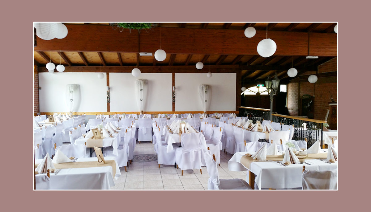 Helle Hochzeitsdeko in Weiß & Creme im Restaurant-Saal