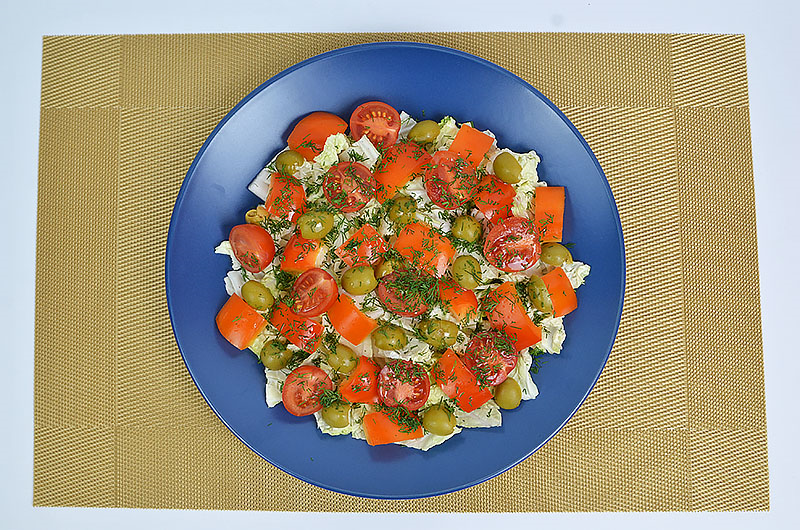 Frischer Kirschtomaten-Oliven-Paprika-Chinakohl-Salat mit Dill